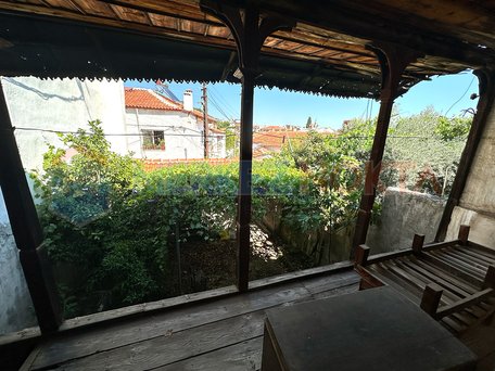 House with a Garden in Muğla Menteşe Balibey Neighborhood, Very Close to the Bazaar